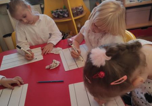 Dzieci podejmują próby pisania poznanych liter.